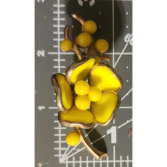 VTG Yellow Floral Enamel Brooch and Clip On Earrings Set Spring Summer Easter - Picture 8 of 9